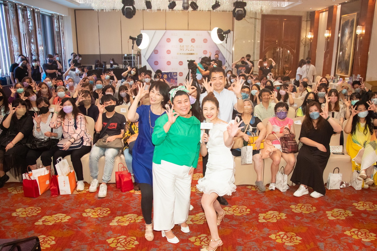 知名藝人林美秀代言的「妍美会葉黃素」26日在大倉久和飯店舉辦產品會員粉絲見面會，，邀請多位產品會員一同分享使用經驗。