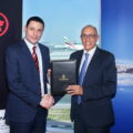 _阿聯酋航空Skywards部門資深副總裁Nejib Ben Khedher博士(右)與加拿大航空產品、行銷及電子商務資深副總裁兼Aeroplan總裁Mark Youssef Nasr(左)於阿聯酋航空集團杜拜總部簽署協定