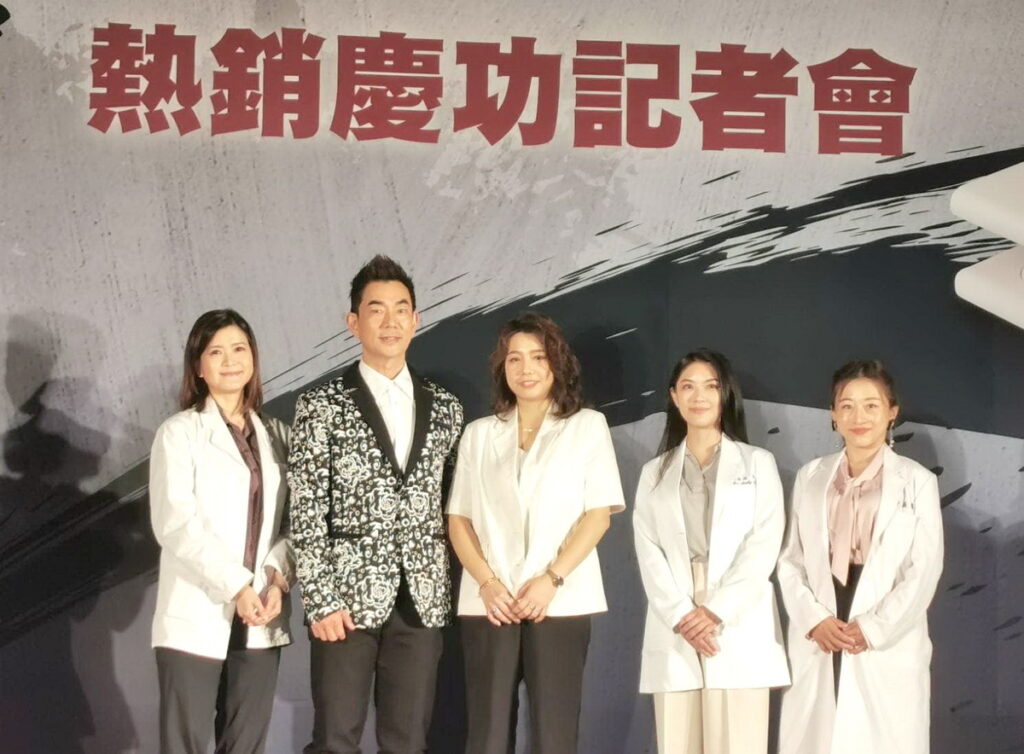 左起：脊骨專家黃如玉、任賢齊、輝葉品牌營運處處長劉依融、家醫科醫師鄭名琁、復健科醫師李薇。