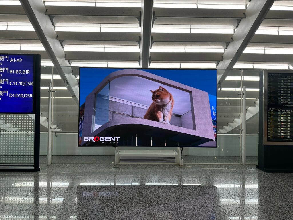 現在只要在桃園國際機場一航廈出境通關後，就可以捕捉到胖橘喵的身影。