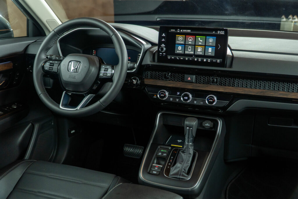 All-new-CR-V全車系搭載Honda-SENSING智慧安全主動防護系統與10具SRS輔助氣囊，打造跨級距百變空間及質感內裝。圖／台灣本田提供