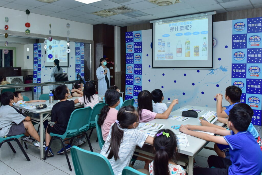 台灣朝日飲料在77捐贈當天特別替孩童們安排了乳酸菌知識課程