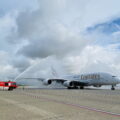 桃園國際機場以水門禮歡迎阿聯酋航空A380客機重返台灣。