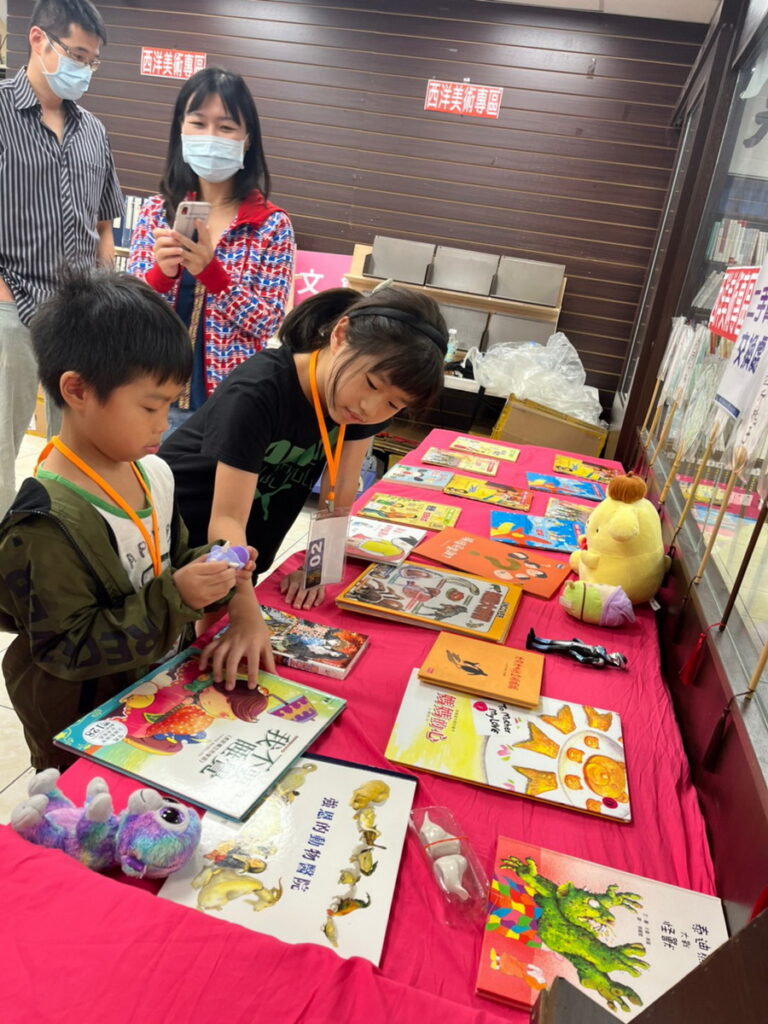 重南書街辦理「二手寶貝交換趣」，鼓勵小朋友將家中的繪本、玩具拿到會場跟其他小朋