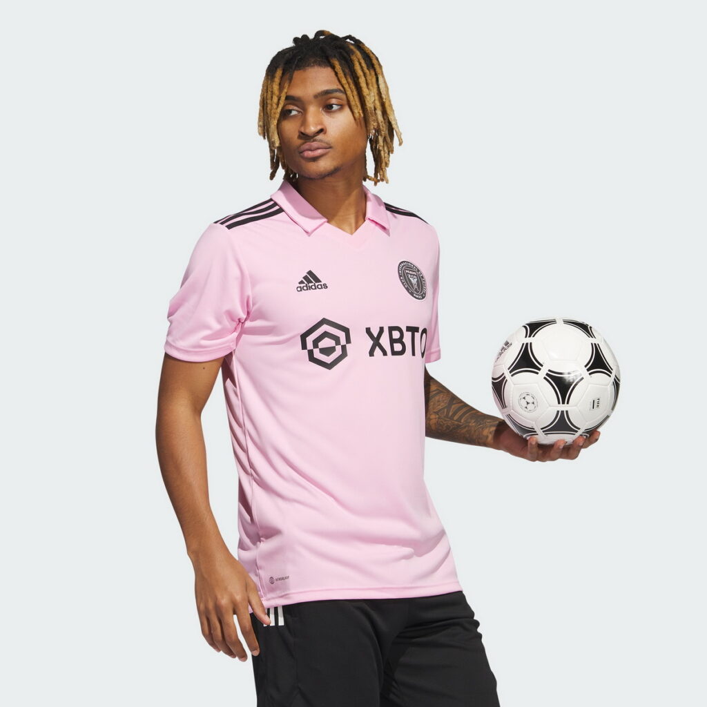 adidas全粉色主場球衣象徵著大西洋的日落，在底部及袖口處印有心電圖設計圖案，同時代表球會的標誌性Ｍ字。