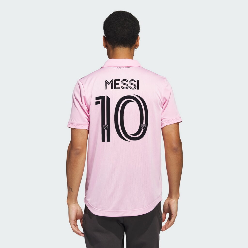 .邁阿密國際足球俱樂部系列球衣皆印有梅西姓名與背號。