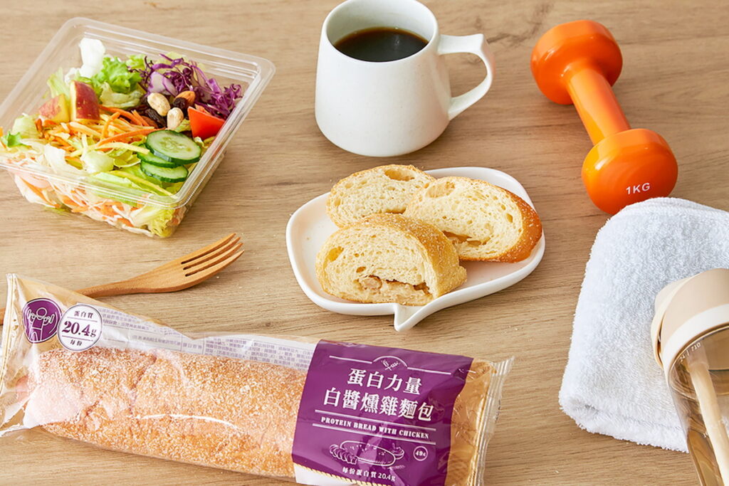 有高蛋白飲食需求者，早餐可吃「蛋白力量 - 白醬燻雞麵包」搭配咖啡，補充一餐所需蛋白質。