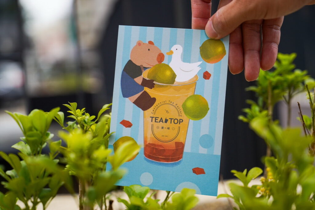 《TEA TOP第一味》積極支持台灣在地插畫家，與「查高」創作者聯手推出了限量版的水豚君