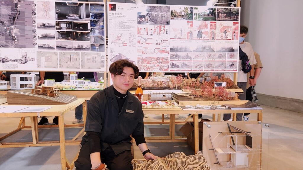 朝陽科大建築系學生劉丞傑分享室內設計組畢業作品。（圖/陳惠玲攝影）
