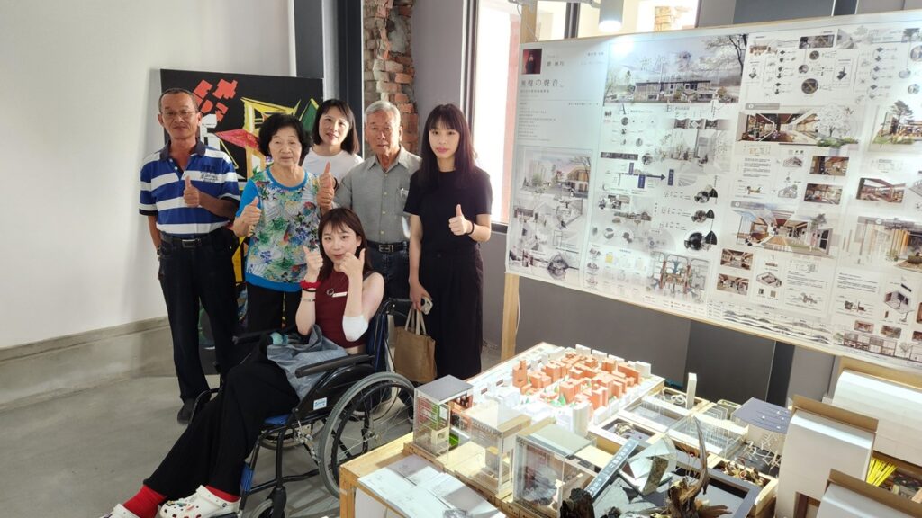 朝陽科大建築系學生劉姵均分享室內設計組畢業作品，其家人特地從高雄來看她的畢業展，並祝福她早日康復。（圖/陳惠玲攝影）