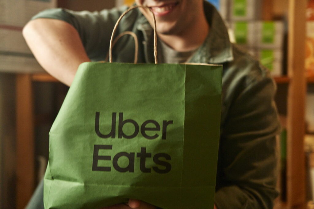  Uber Eats 攜上千家商家合作夥伴推出指定餐飲買一送一等超值優惠，為全台大專院校考生獻上期末考歐趴祝福。（Uber Eats 提供）