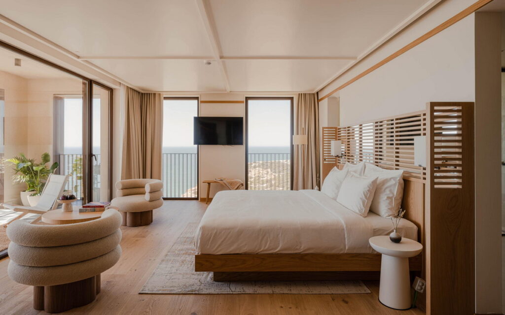 葡萄牙伊利瑟拉「Aethos Ericeira」每間客房配有寬大的窗戶，讓自然光線灑落室內，營造出溫暖而舒適的空間。(圖片由Booking...