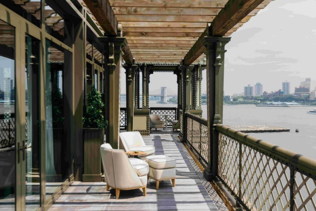 「Casa Cipriani New York」可以俯瞰水岸並欣賞自由女神和布魯克林大橋的優美景致。(圖片由Booking.com提供)