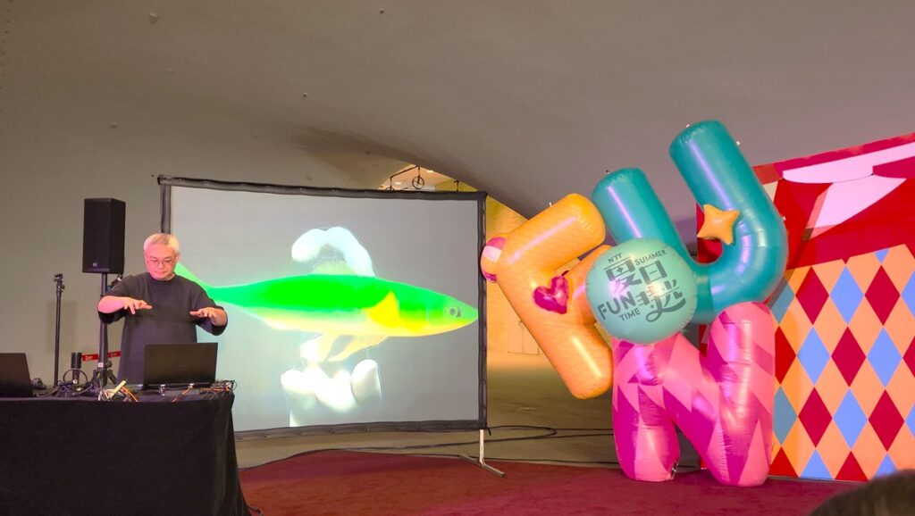 《幻象的殘響》駐館藝術家葉廷皓現場帶來一段「空氣古箏」搭配絢麗影像的演出。（圖/陳惠玲攝影）