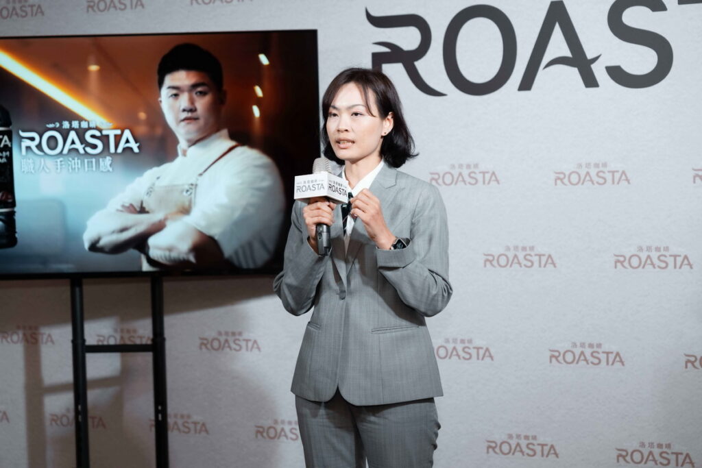 行銷部副處長林天藍表示ROASTA咖啡嚴選「100_巴西日曬豆」採用「獨特冷研工法」，打造出媲美「職人手沖口感」的咖啡