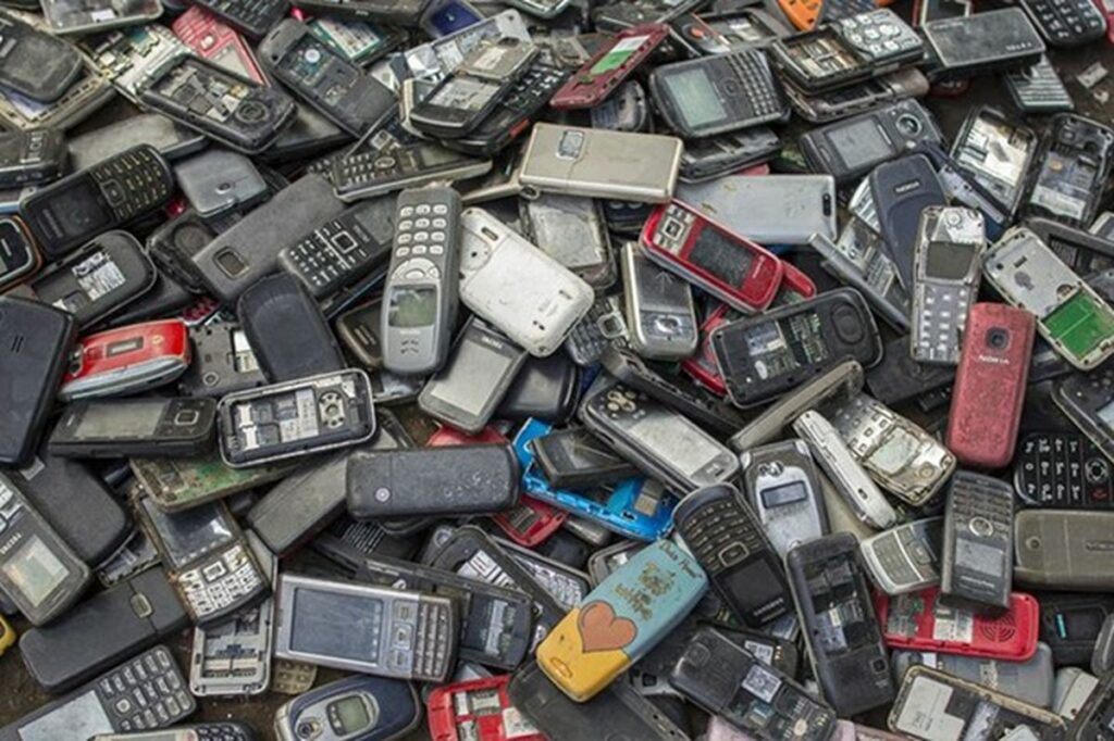 傑昇通信提醒民眾二手機一樣有生命週期，擺放越久殘值越低，最終若連手機都無法開機，就只能走向環保回收一途