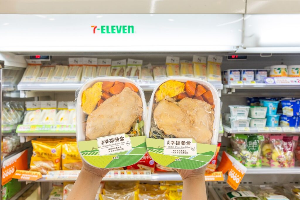 7-ELEVEN與農業部合作每日現做、新鮮低溫冷藏配送到店的60元「幸福餐盒」道地台式風味雞胸肉搭配蔥蛋、滷紅蘿蔔等豐富時蔬，本月已擴大於花蓮地區所有門市販售