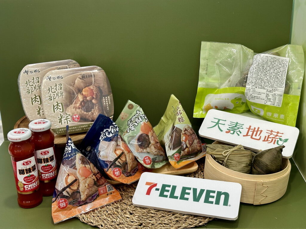 到7-ELEVEN不僅可同時擁有南部粽、北部粽甚至素食粽，端午必備沾醬今年也推出合購價優惠，一次擁有。