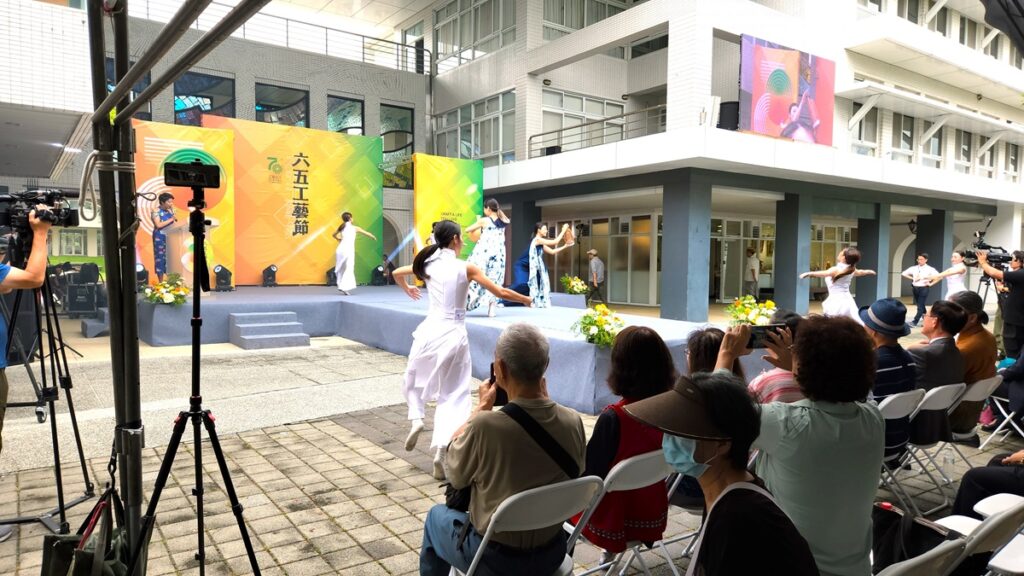 工藝中心70周年，宣告臺灣工藝人重要節慶「六五工藝節」，開幕式工藝走秀。（圖/陳惠玲攝影）