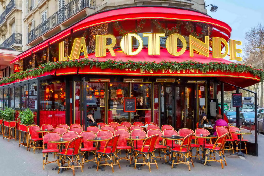 在左岸蒙帕納斯大道上以紅色天鵝絨為主的咖啡館喝杯咖啡，替巴黎旅遊的早晨增添迷人色彩。（圖片由iStock提供）