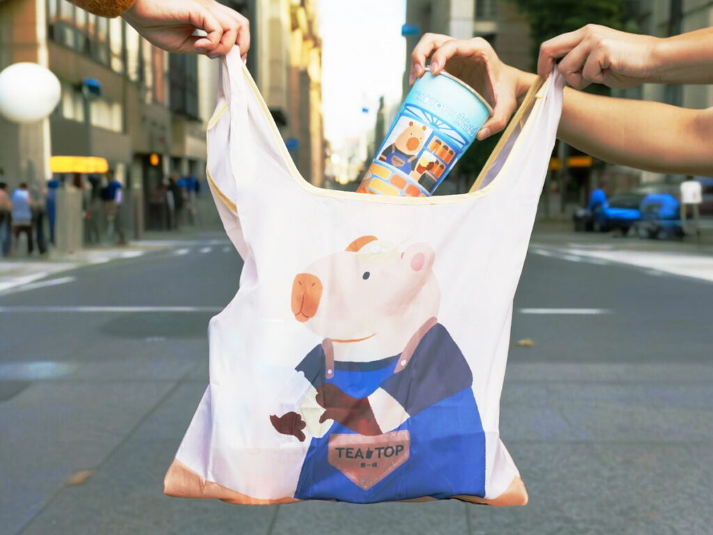 7月4日起，凡購買巨峰葡萄青(含茶凍)，可享加購價99元「可愛水豚君環保提袋」。(圖片提
