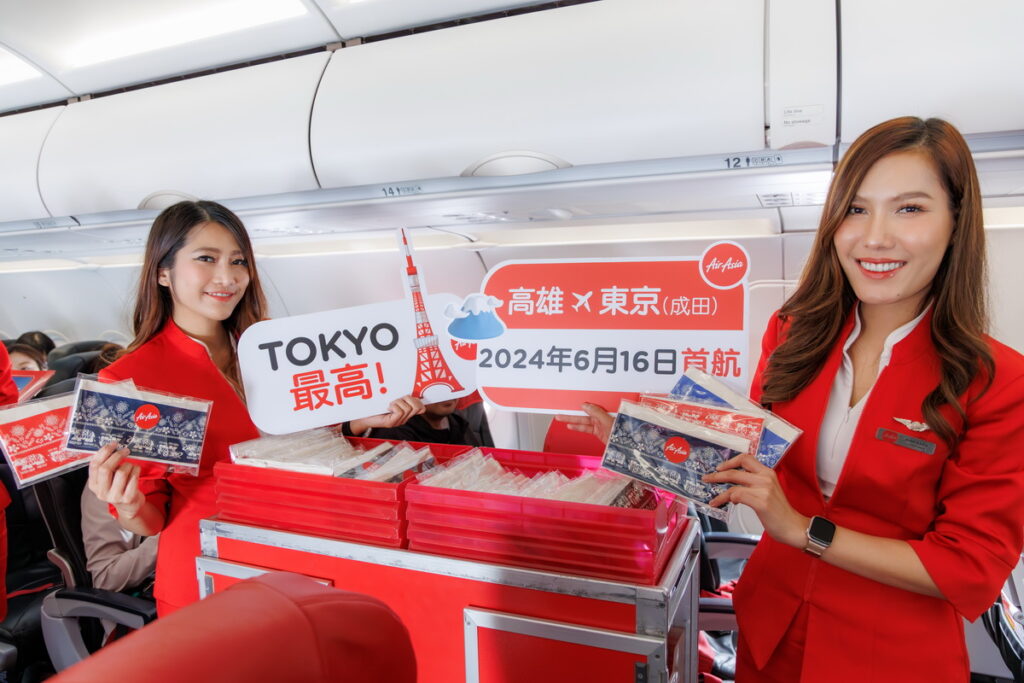 AirAsia空服員發贈首航證明書給旅客