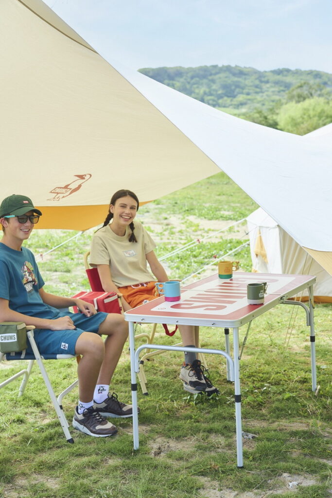 CHUMS今夏推出了露營、野餐必備的外出食器，從繽紛的PP材質保鮮盒到簡約復古的琺瑯壺應有盡有。