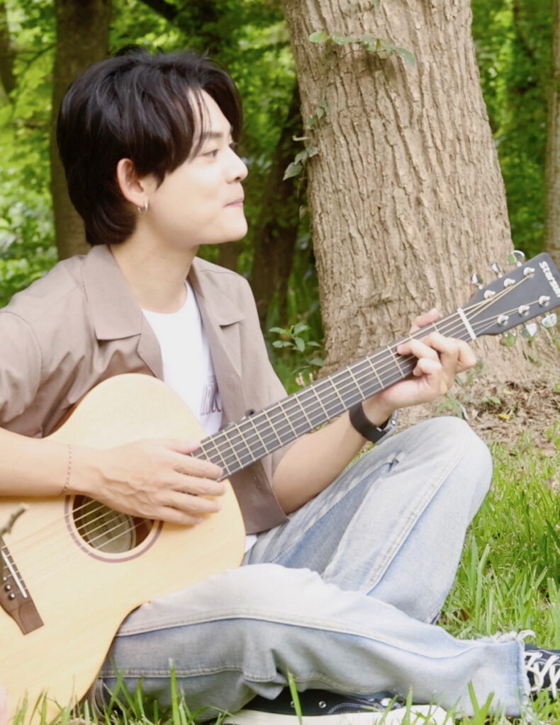 吳胤呈三月發行的首張專輯「戀愛手札」裡面就收錄了一首畢業歌曲