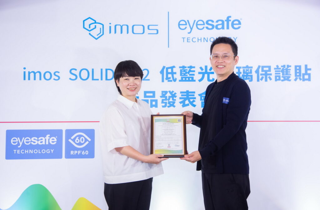 imos SOLID-EX2 低藍光玻璃保護貼為台灣市場首通過全球回收標準(GRS)認證的保護貼產品。imos創辦人-郭信宏(右) 與 Bureau Veritas 台灣總經理-黃姿綿(左)授證合影