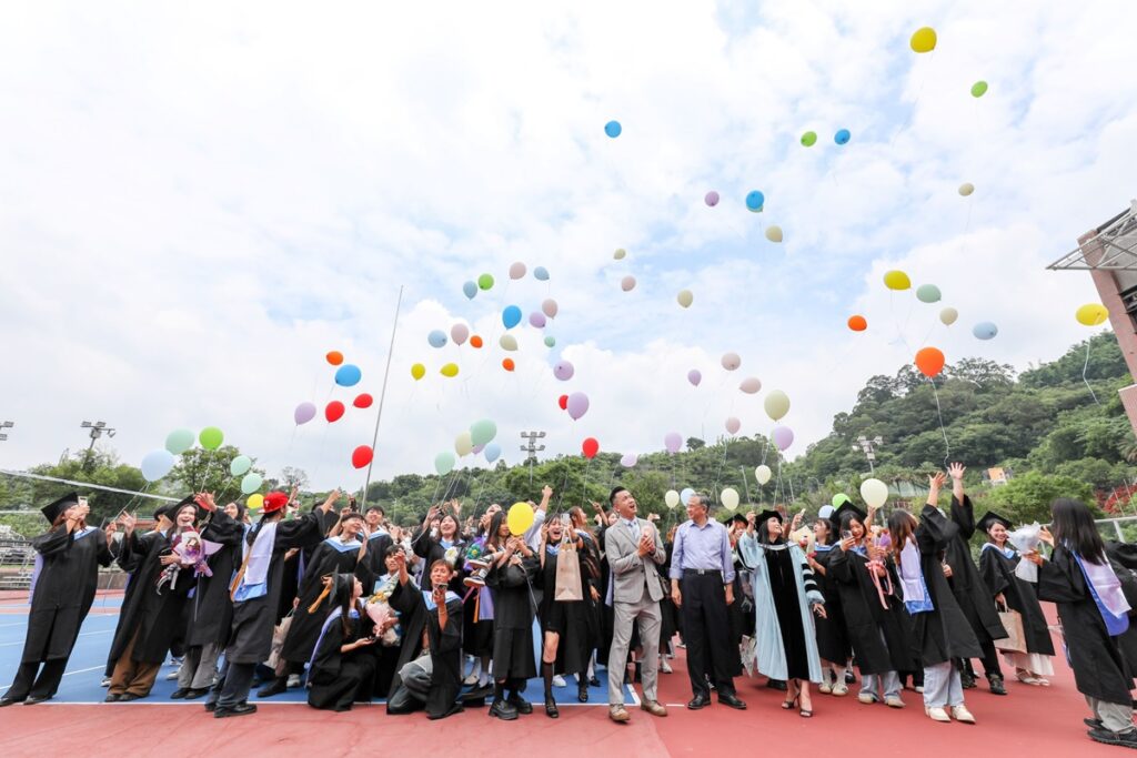 朝陽科大應用英語系百餘位畢業生，空飄氣球祝福彼此。（圖/朝陽科大提供）