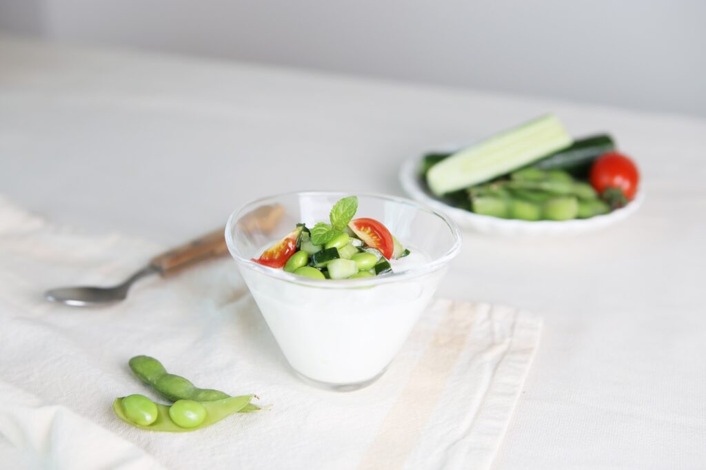 由營養師設計的優格料理食譜，鹽味毛豆小黃瓜優格不僅做法簡單而且美味，適合運動前營養補充。（圖／品牌提供）