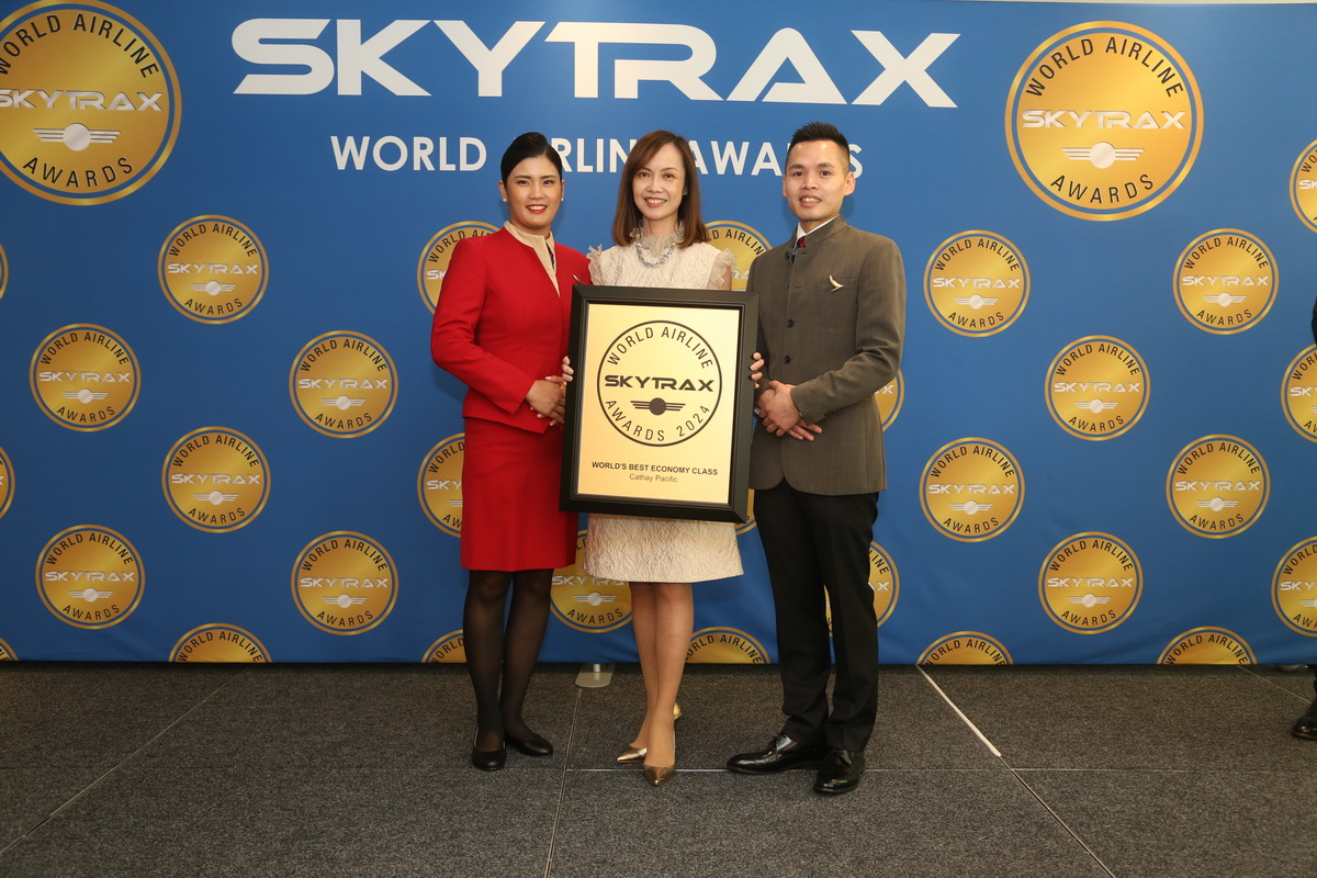 國泰顧客及商務總裁劉凱詩代表國泰航空 在 Skytrax《全球航空公司大獎》中領獎