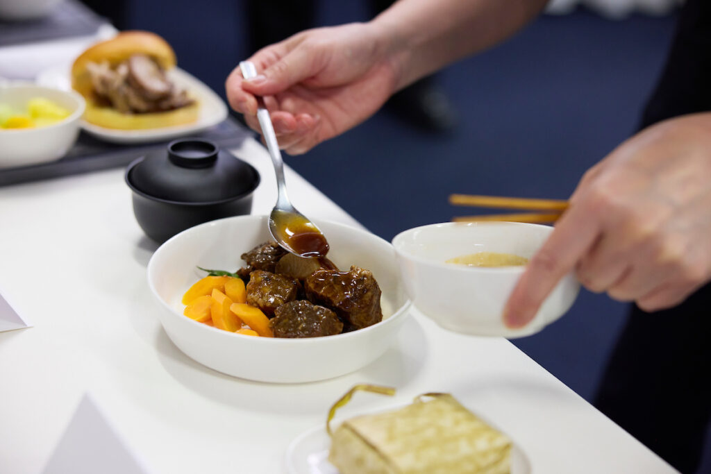 台北直飛西雅圖航班可享用名廚梁子庚設計的風味餐點
