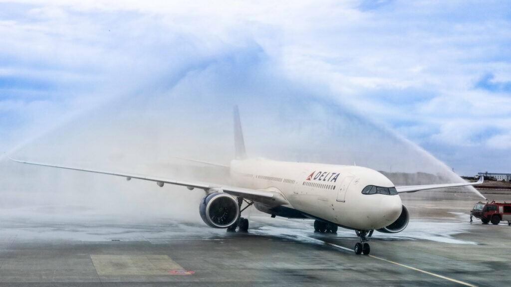 達美航空今日正式回歸台灣，即日起正式開通台北直飛西雅圖航班 首航班機舉行灑水禮