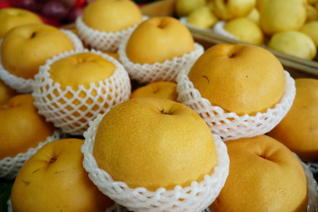  夏季有眾多可口的水果，不妨週末來到花博農民市集採買