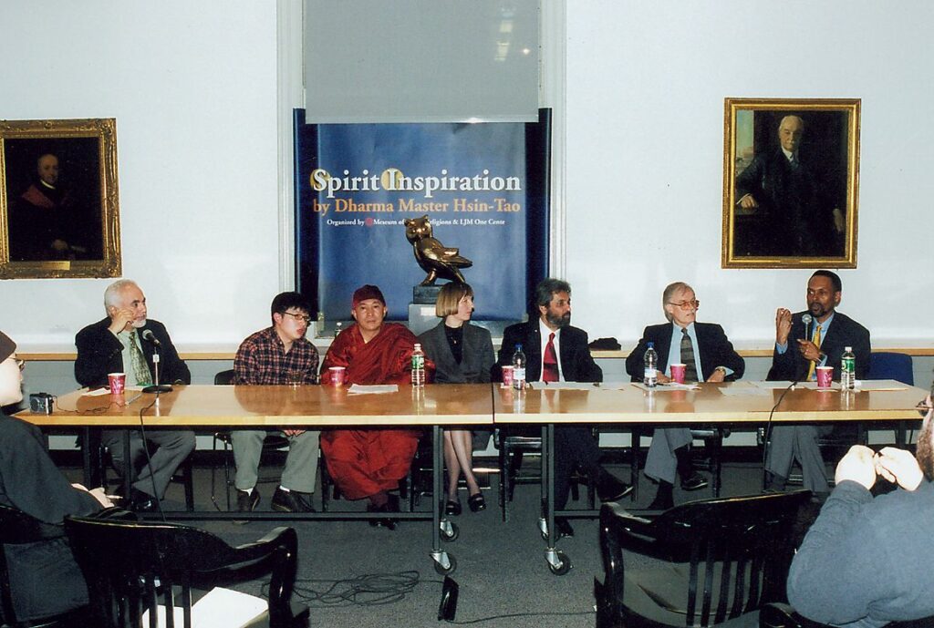 首場回佛對談於2002年在美國紐約哥倫比亞大學舉行。（圖由世界宗教博物館提供）