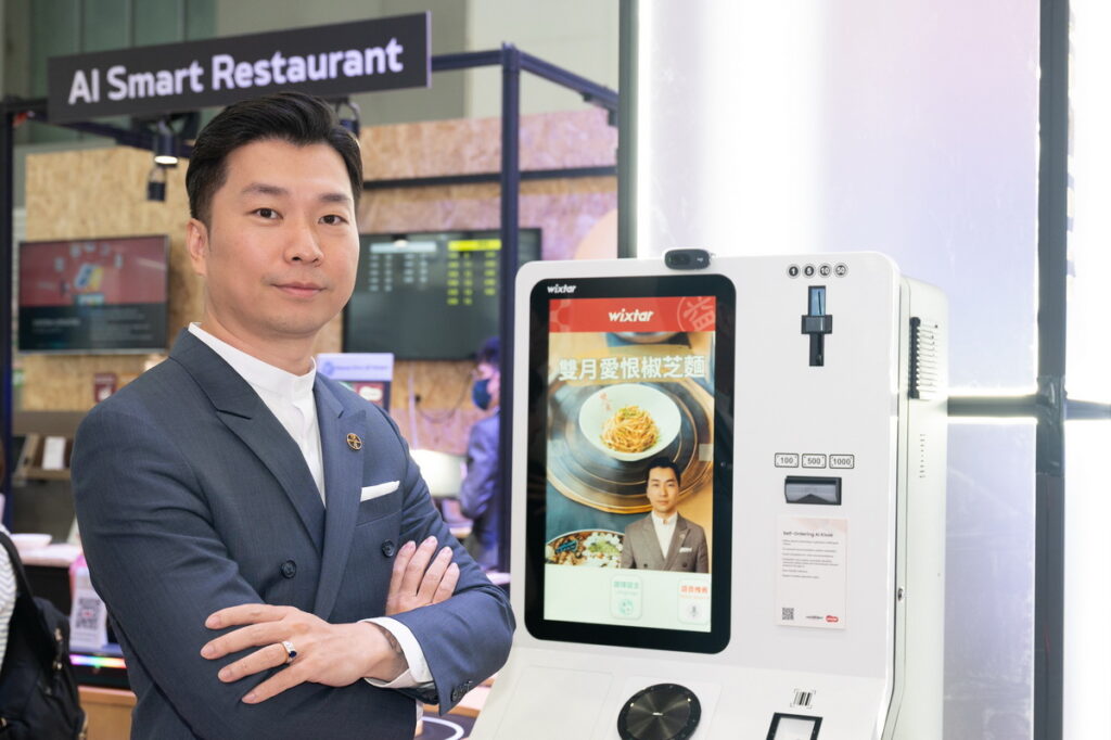 雙月食品社社長賴永晟與全球唯一結合3種AI應用技術之AI Kiosk點餐機