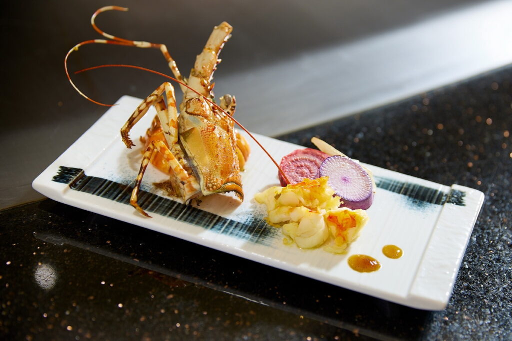 圖說_HAYASE日本料理鐵板燒都會精選午餐套餐，主菜之一伊勢龍蝦肉質緊實，入喉後鹹鮮美味持續散發，層次豐富。