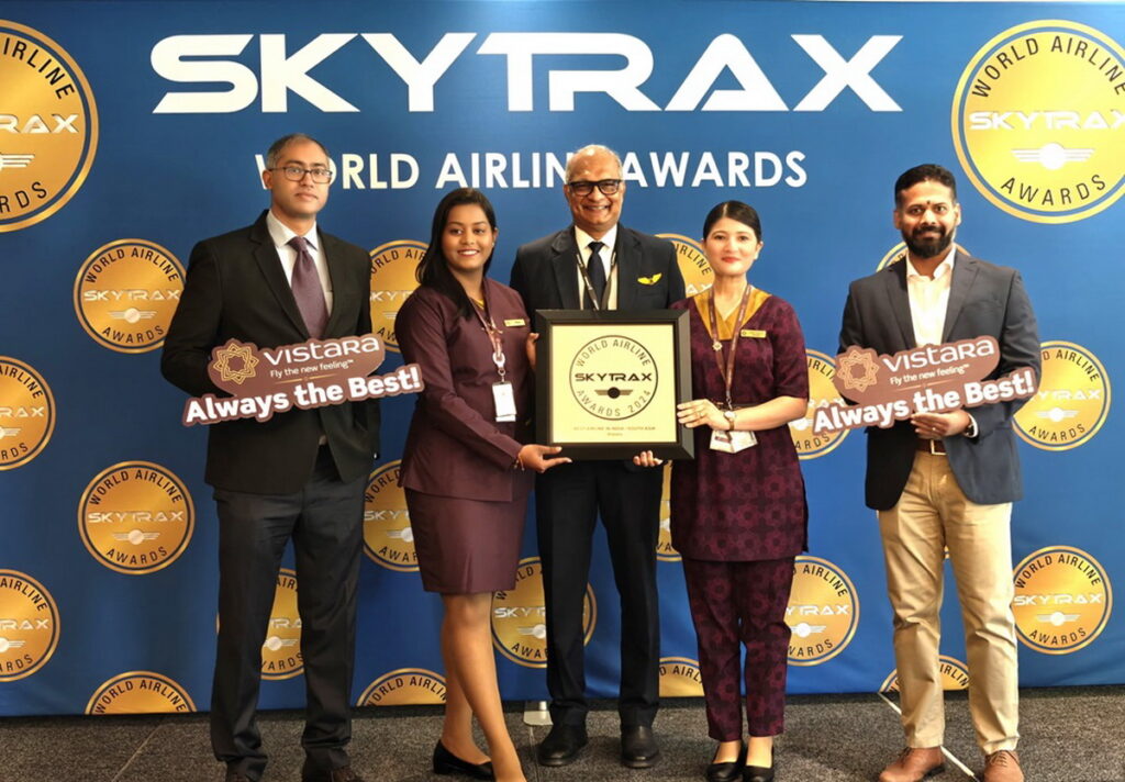 塔新航空執行長 Vinod Kannan 先生（左一）與團隊一起在 2024 年 Skytrax 領獎
