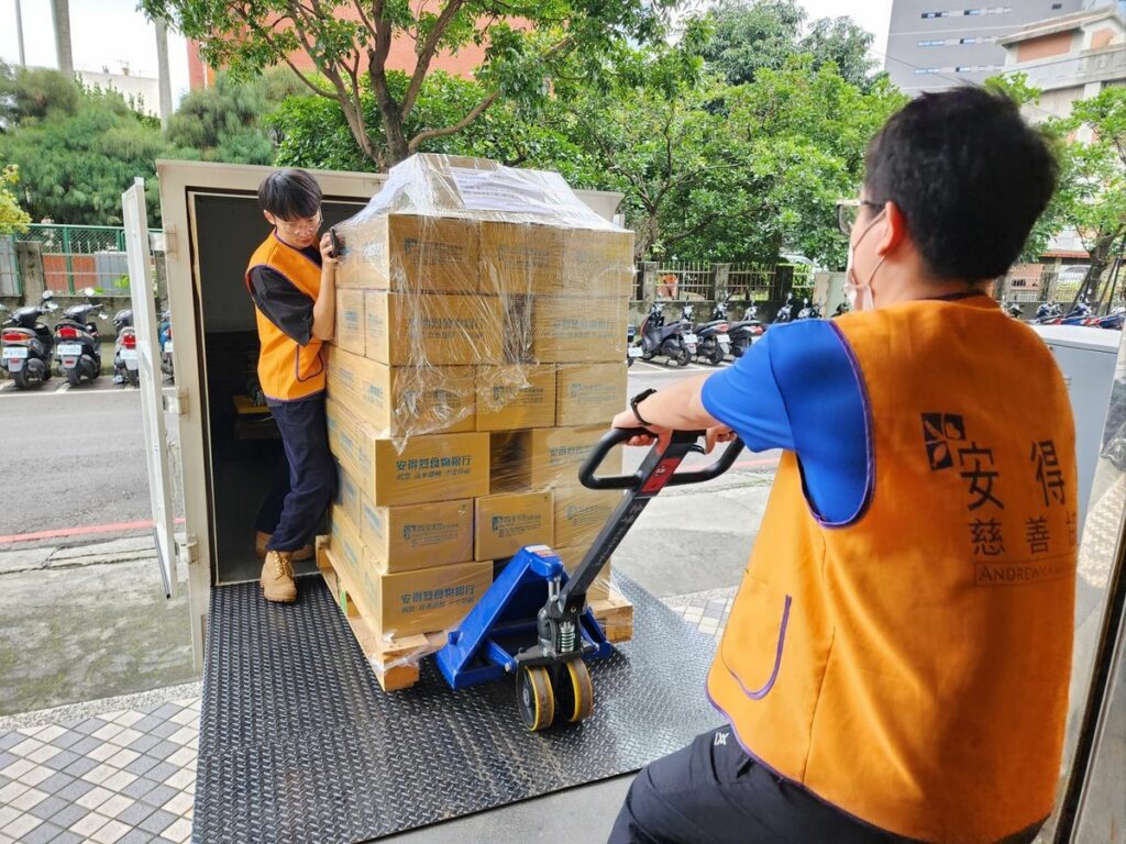 安得烈慈善協會今(7)日號召志工包裝了500箱「安心食物箱」，近期將會把食物箱和140箱礦