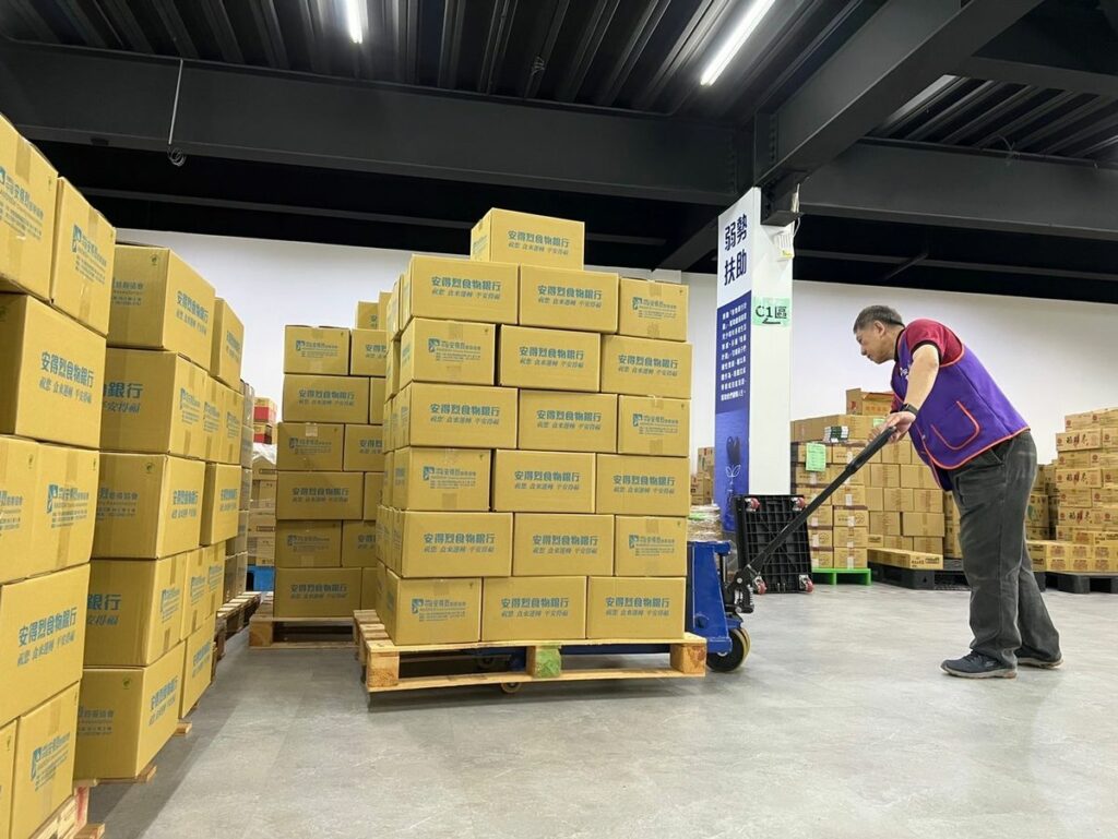 志工們協助500箱的安心食物箱包裝