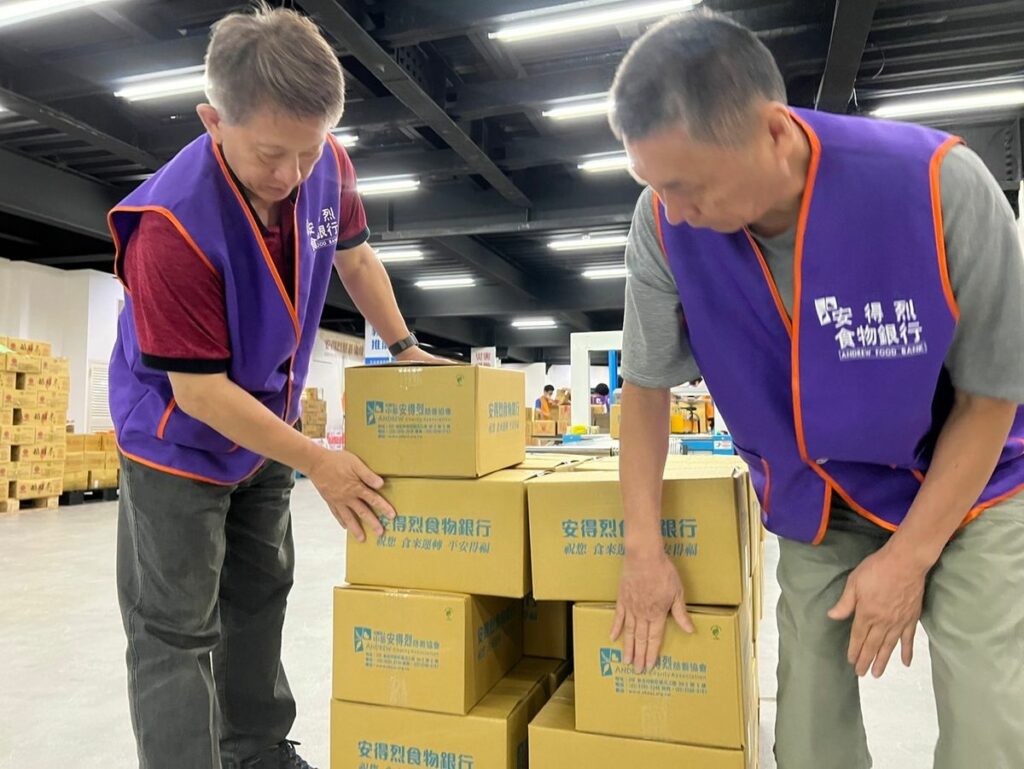 志工們協助500箱的安心食物箱包裝