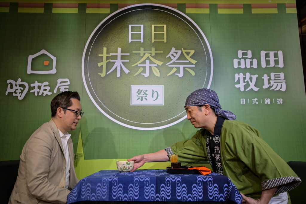 由「一〇八抹茶茶廊」山本將人總經理現場手刷抹茶，透過細膩手法簡單刷出細緻日式茶道風味。