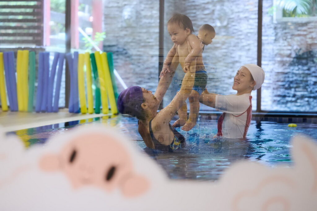 貝恩與知名親子游泳學院「Oovi 無比親子同樂館」聯手合作親子共游體驗。