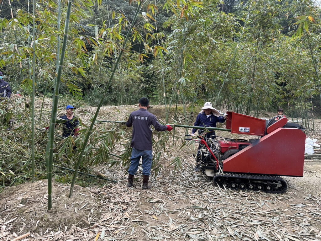 農機工班使用碎枝機粉碎清園後的竹稈