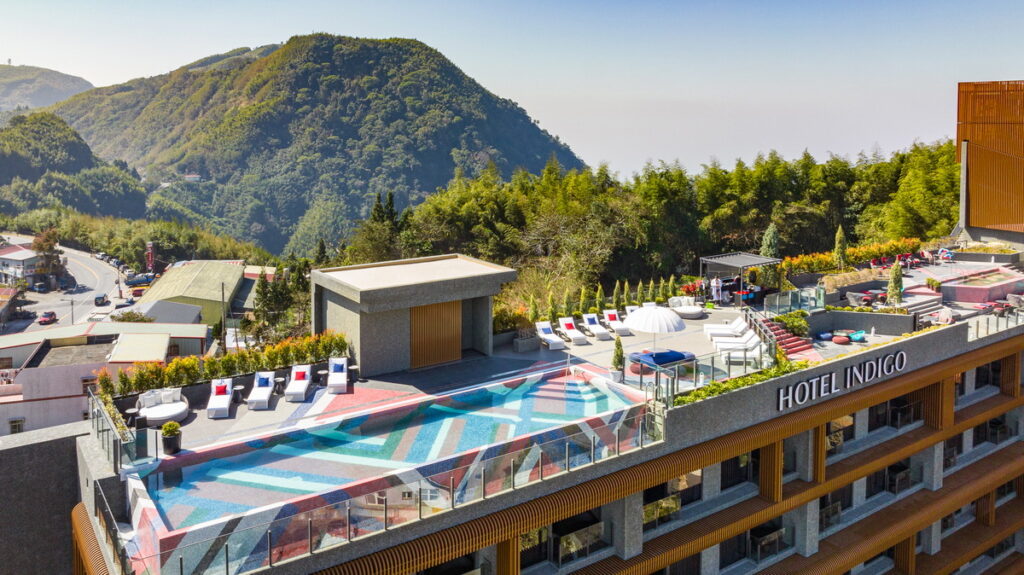 酒店頂樓的無邊際戲水池景色怡人、視野開闊（阿里山英迪格酒店提供）。
