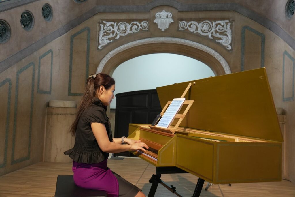 音樂節總監許舒堯於台灣大學文學院演出史維林克的鍵盤音樂。古鍵盤藝術提供