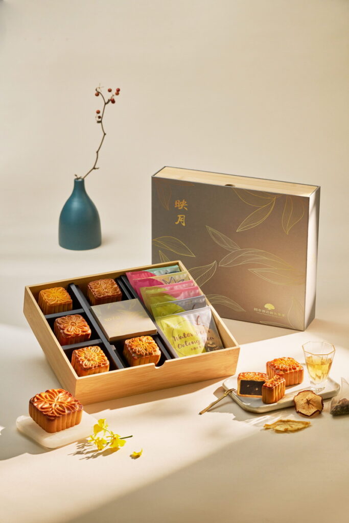 「映月廣式中秋禮盒」售價1,880元，內含六種口味的廣式月餅及果茶包。