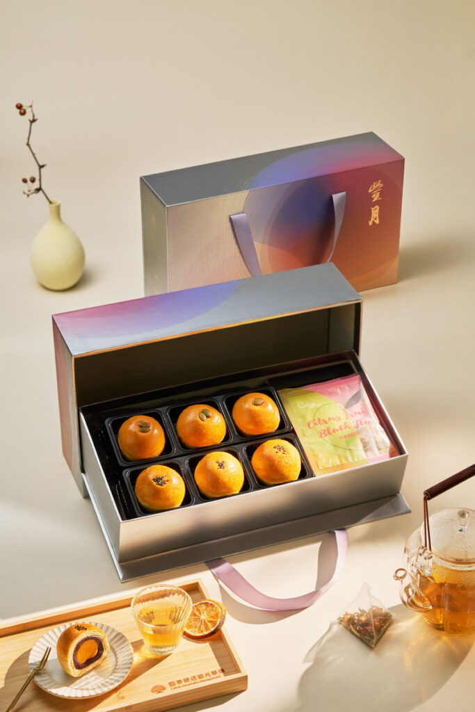 「豐月蛋黃酥中秋禮盒」售價1,280元，內含兩種口味的蛋黃酥及果茶包。