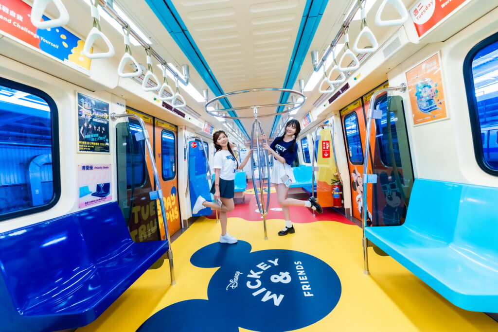 台北捷運公司結合迪士尼「Keep It Real」都會潮流風格打造主題彩繪列車，讓米奇與好朋友陪伴大台北地區的粉絲通勤
